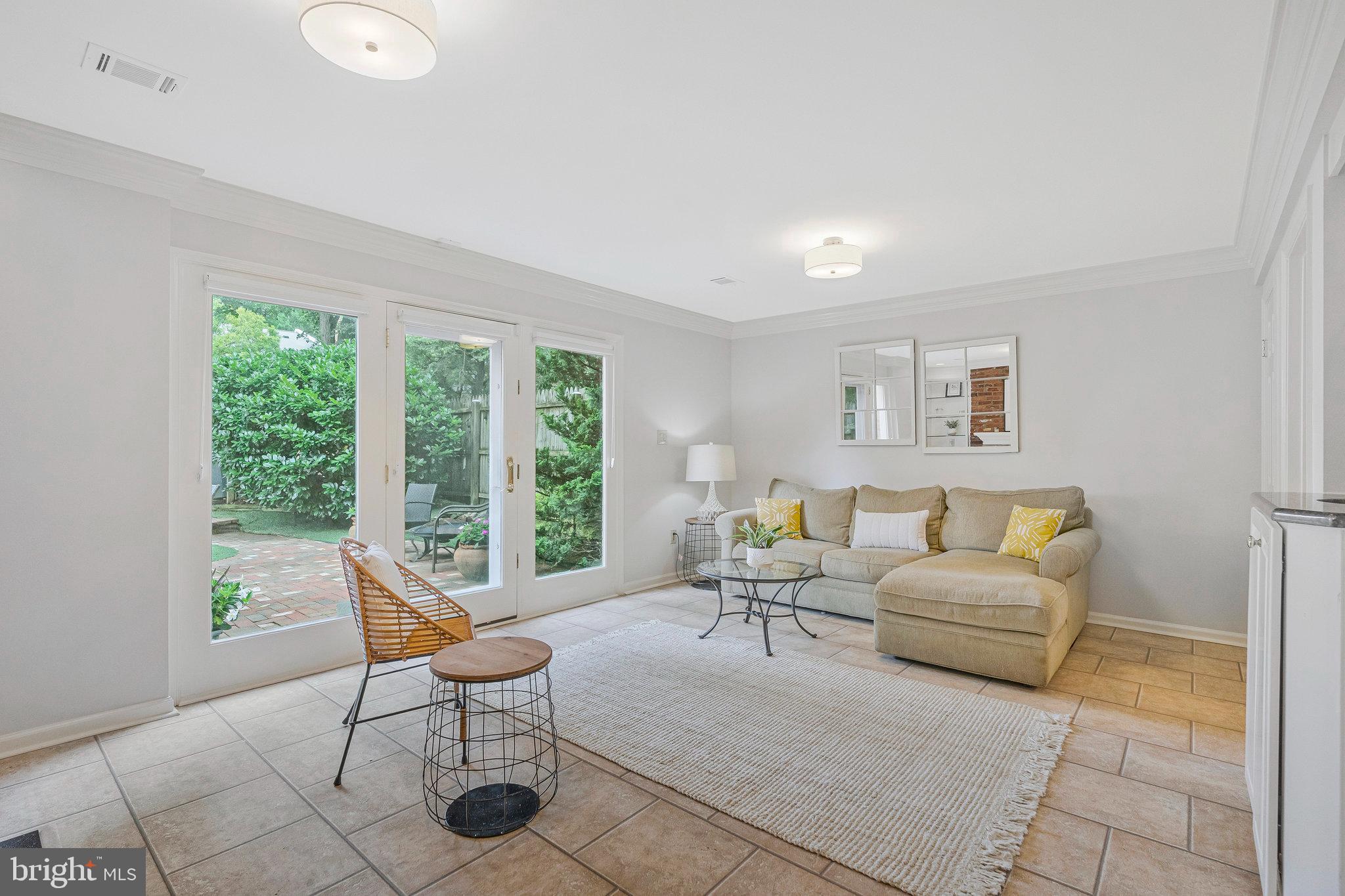 KINGS MANOR - Residential