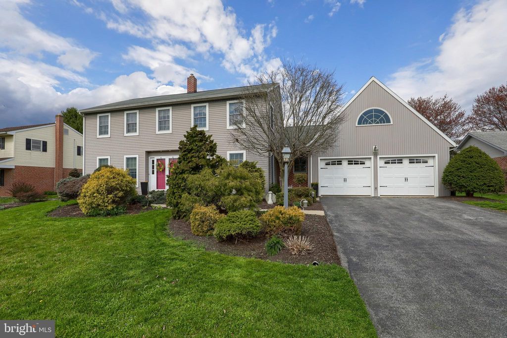 Photo of 419 COUNTRYSIDE DR, EPHRATA, PA 17522 (MLS # PALA2033188)