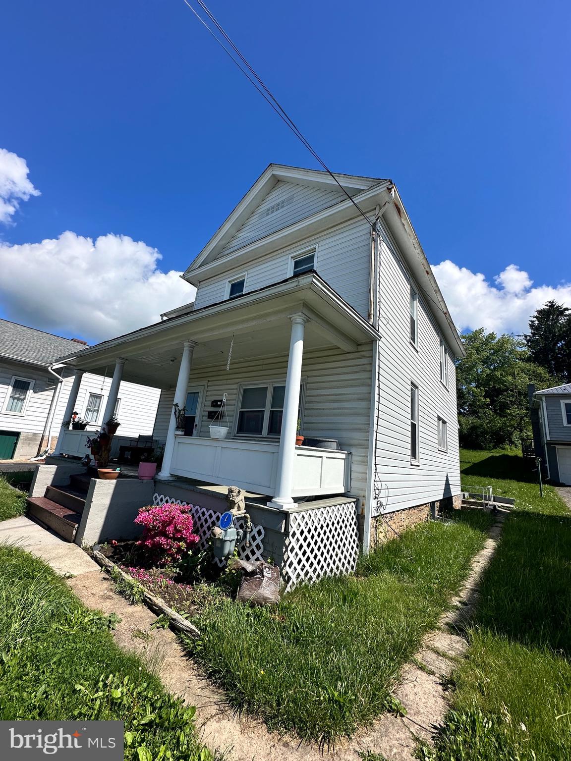 Main image without alt text