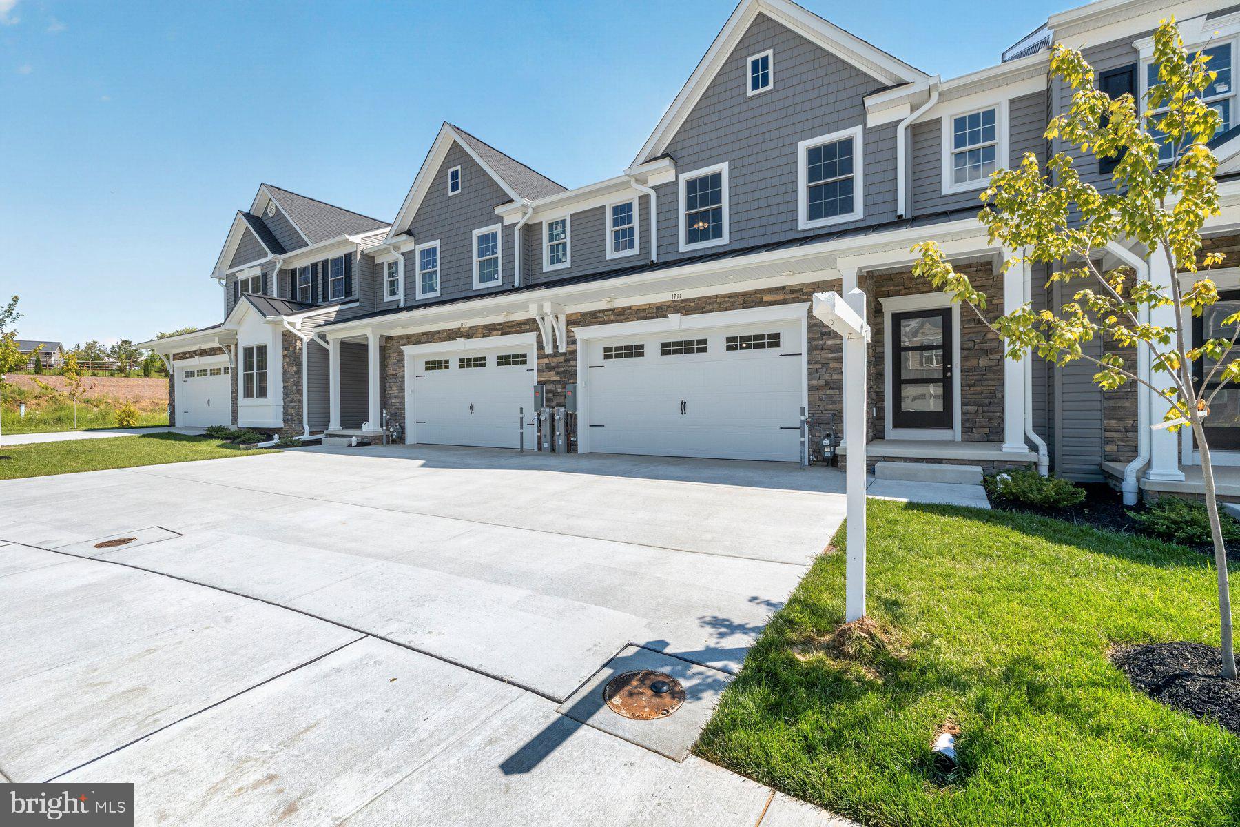 1711 BOTANICAL COURT 10