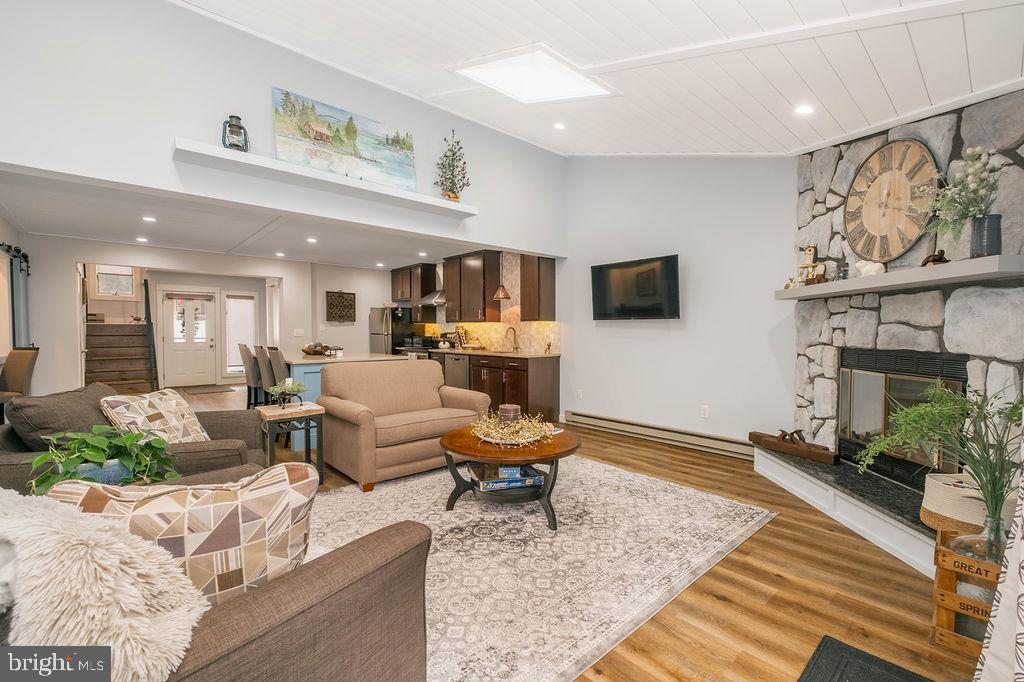 LAUREL BROOK - Residential