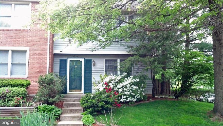 FANTASTIC HOME IN A GREAT LOCATION, TWO LEVEL TOWN HOME WITH HARDWOOD FLOORS AND FIREPLACE, PRIVATE BACKYARD FULLY FENCED, BIG KITCHEN WITH TABLE SPACE, LARGE BEDROOM WITH TWO FULL BATHS. BEAUTIFULLY LANDSCAPED. END UNIT IS A MUST SEE.