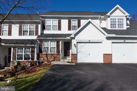 Townhouse For Sale - 200 Walton Court<br/> READING, PA 19606