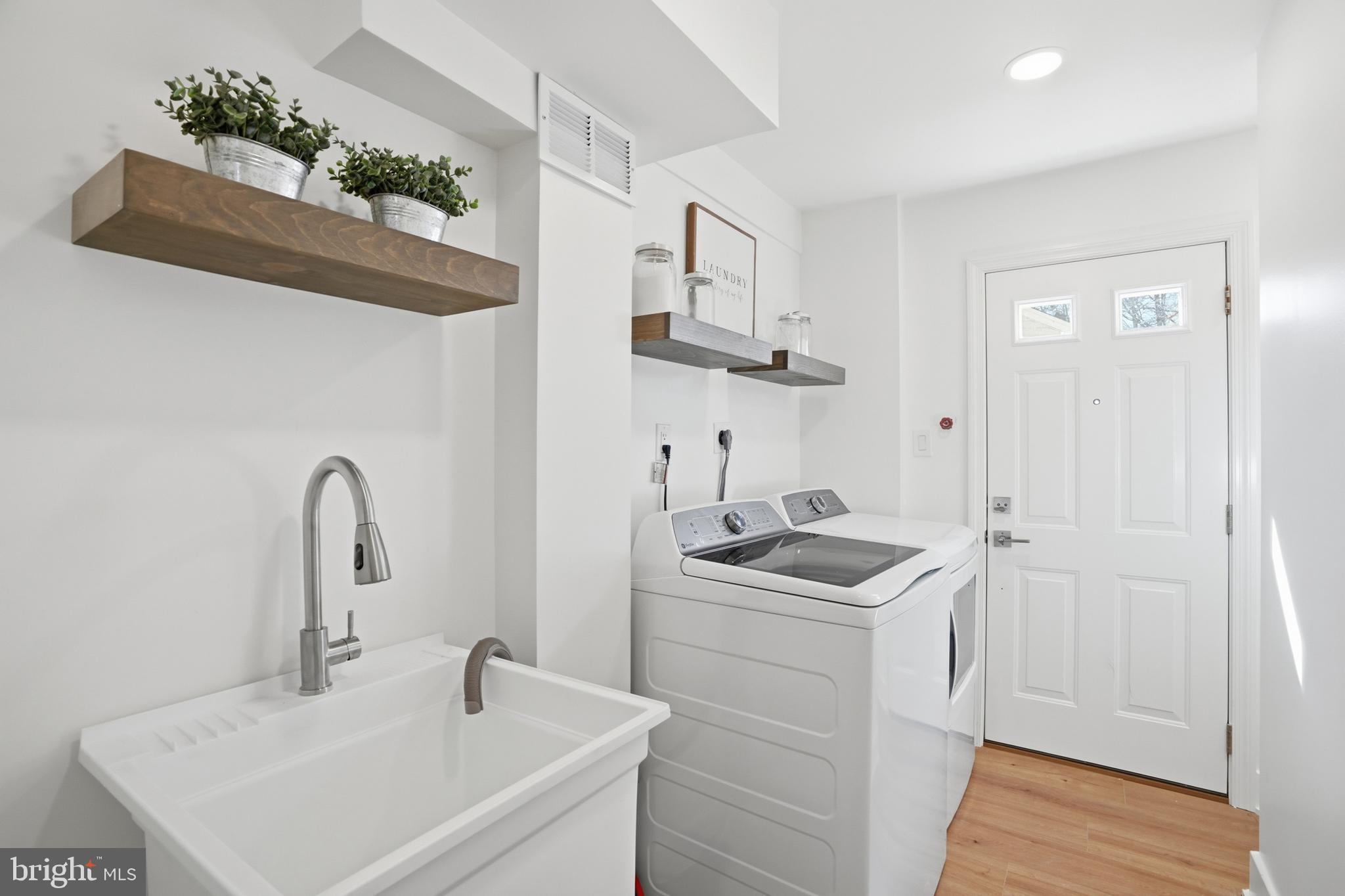 BURKE CENTRE STATION - Residential