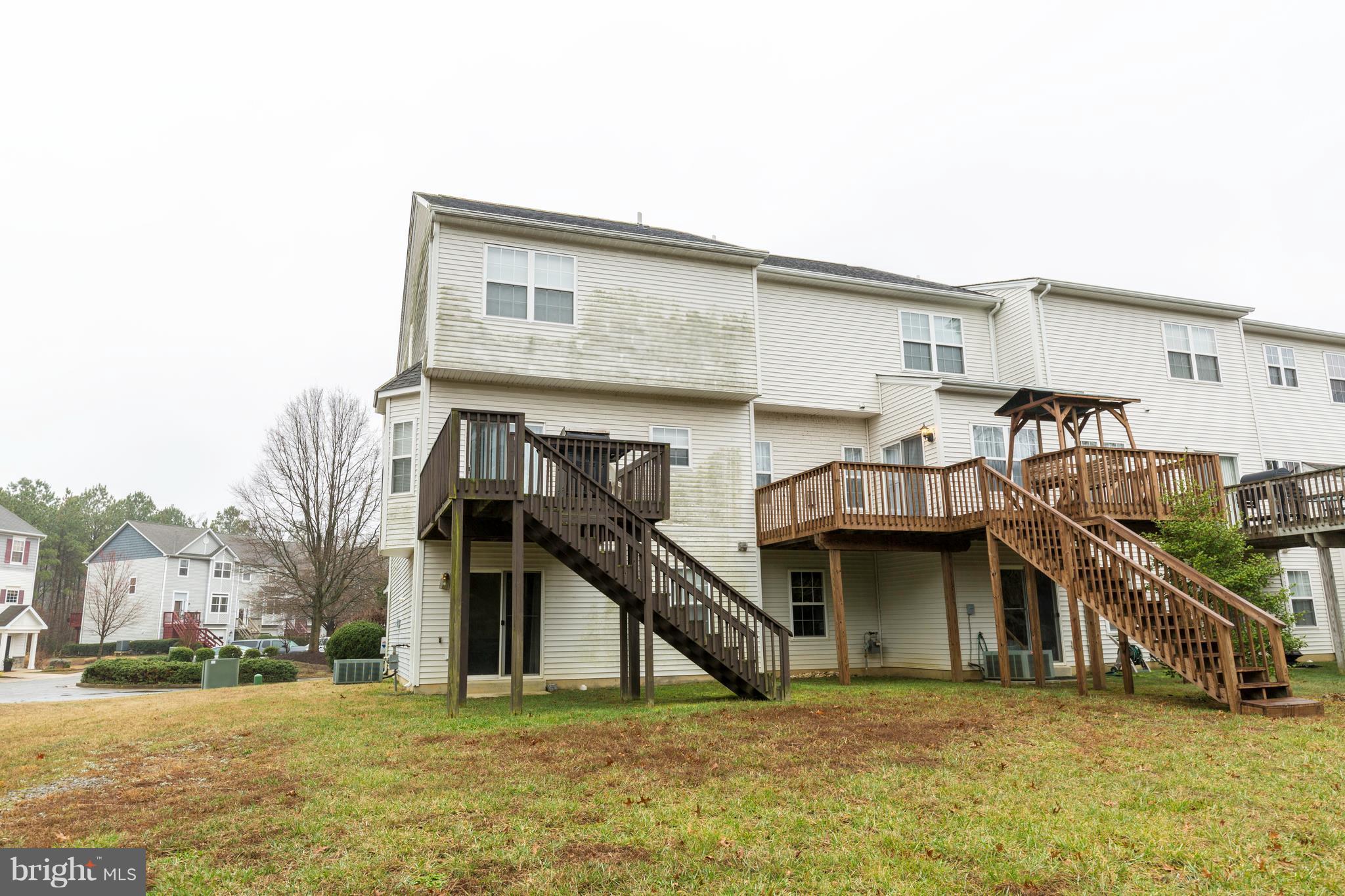 VILLAS ON WATERS EDGE - Residential