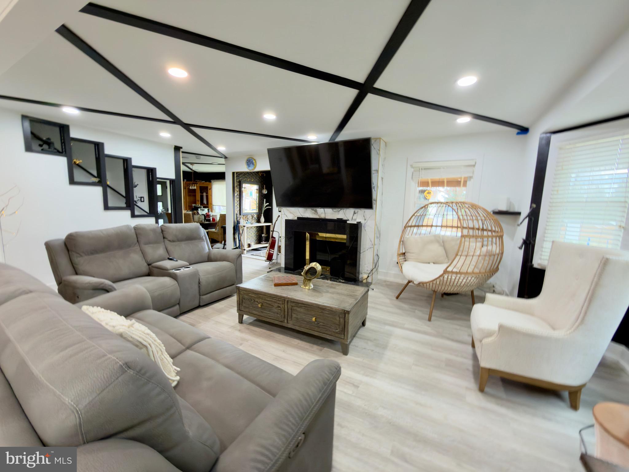 QUINCE ORCHARD MANOR - Residential