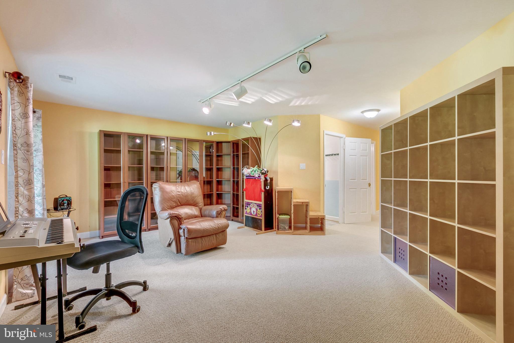 SUMMIT CHASE - Residential