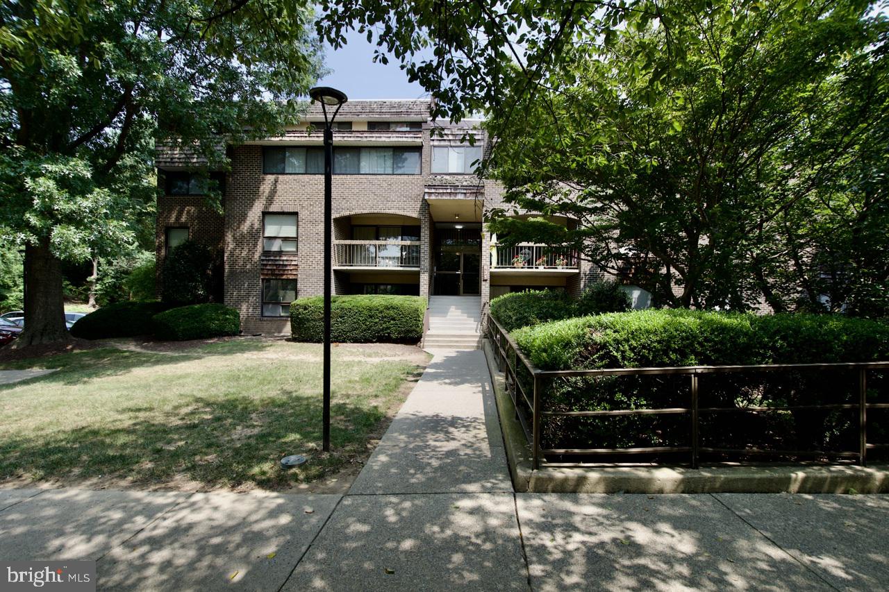 Spacious & Stylish 3BR/2BA Condo with Private Patio in Popular Hyde Park!
Welcome to Unit T-3 – one of the largest floor plans in the highly sought-after Hyde Park community!
This beautifully updated 3-bedroom, 2-bathroom ground-level condo features direct access to the parking lot through a private patio—skip the stairs and enjoy ultimate convenience! Located just two short flights down, this unit is tucked away on the right and offers privacy, space, and comfort.
Inside, you’ll love the open layout with new vinyl flooring, fresh paint, and a large living/family room perfect for entertaining. A separate formal dining area adds a touch of elegance, and the private patio extends your living space outdoors.
The renovated kitchen boasts -newer appliances, modern countertops, and an eat-in area that’s perfect for morning coffee or working from home. A stunning designer marble table (included) can stay if you’d like! The primary suite offers a quiet space with 2 beautifully updated baths and generous closet space. Two additional bedrooms are spacious and versatile—ideal for family, guests, or a home office.
Additional Highlights:
In-unit washer & dryer
New HVAC system
Private storage bin
Ample parking
Pet-friendly community
Enjoy top-notch amenities including a specious outdoor pool, tennis courts, and walking paths. Located just minutes from I-270, and close to shopping, Costco, dining ( RIO, Downtown Crown), public transit, and the library—you’ll have everything you need within easy reach.