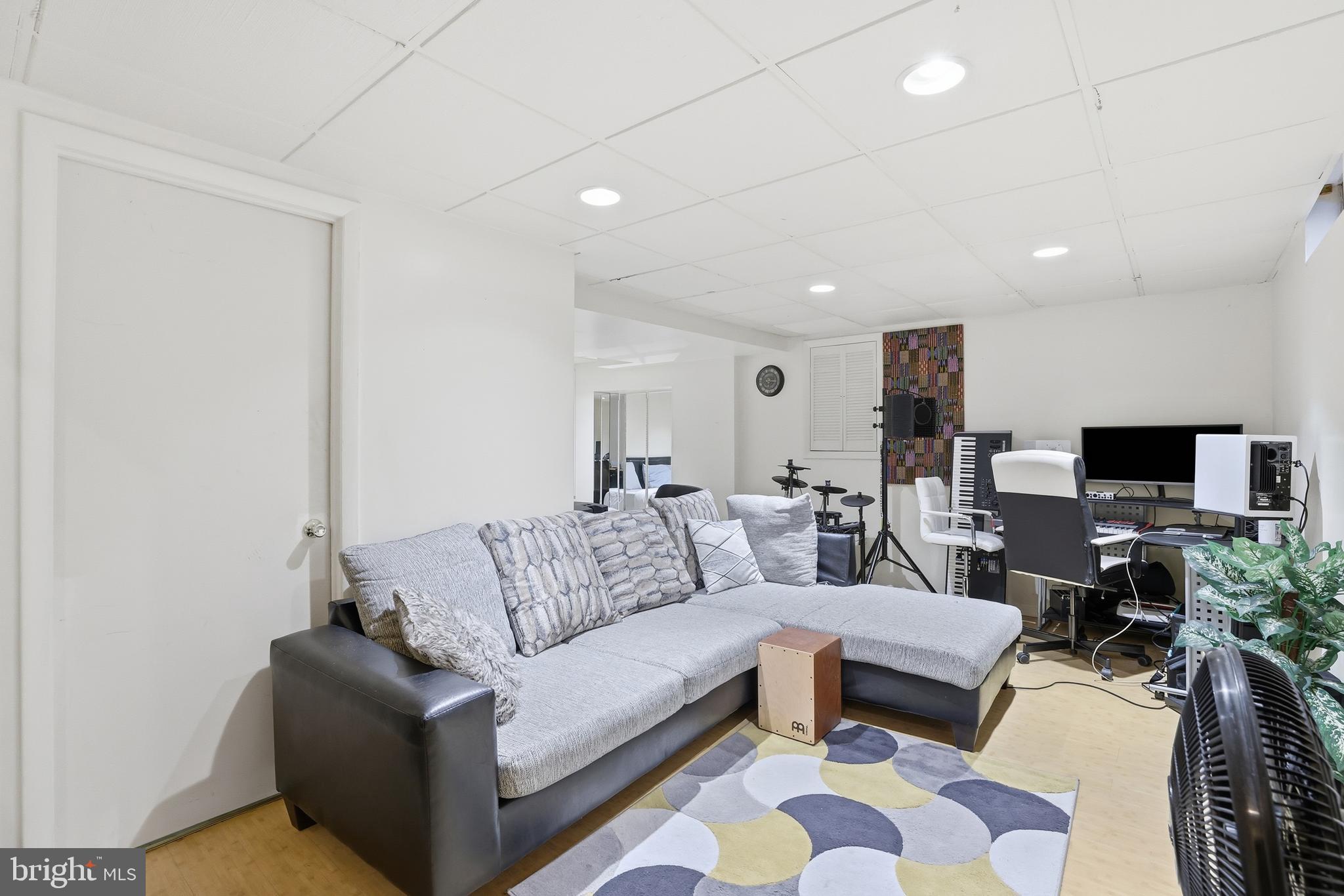 LONGMEAD - Residential