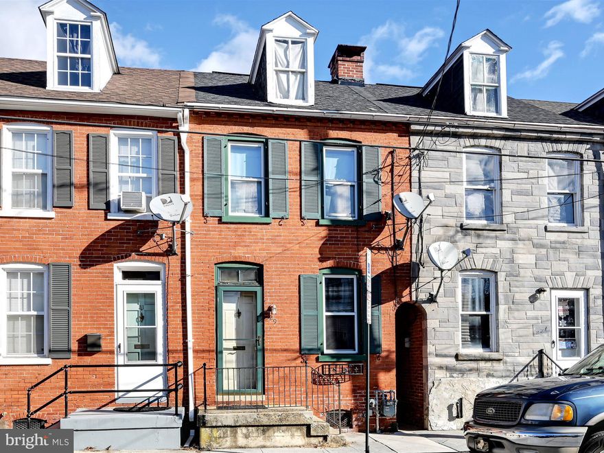 ATTENTION INVESTORS Now is your chance to make the move on this one! Great potential for this West End property with current tenants on month to month.