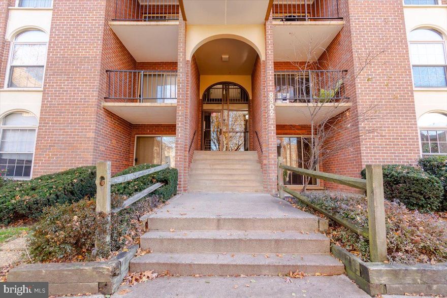 Welcome to this Beautiful Condo located in Fairfax! new floors, Fresh paint, Redone Bathrooms. 3 bedrooms with 2 full baths very spacious condo. CONDO FEE INCLUDE ALL UTILITIES
this residence offers a perfect blend of contemporary design and functionality. Step inside to discover a spacious, light-filled interior. This meticulously updated condo boasts three generous bedrooms and two bathrooms, providing ample space for comfortable living.,  Great location! Walking distance to stores.