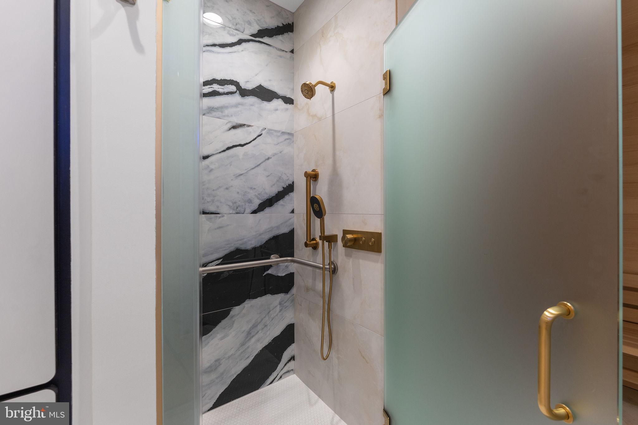 CHAIN BRIDGE - Residential