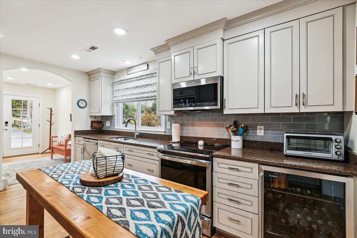 993 HILLENDALE DRIVE
