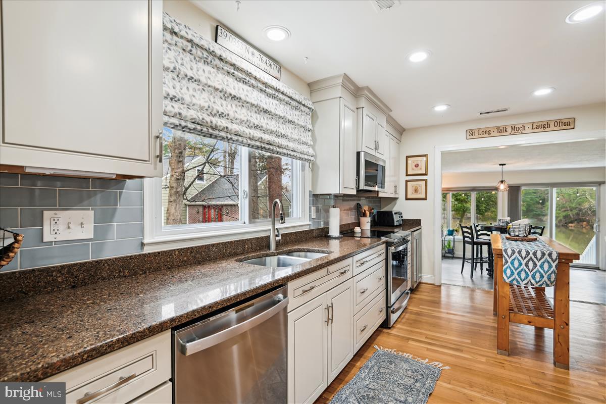 993 HILLENDALE DRIVE