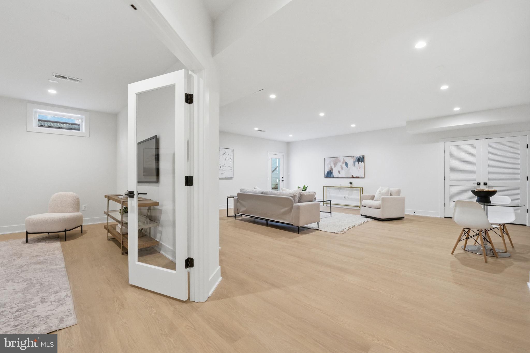 VIENNA WOODS - Residential