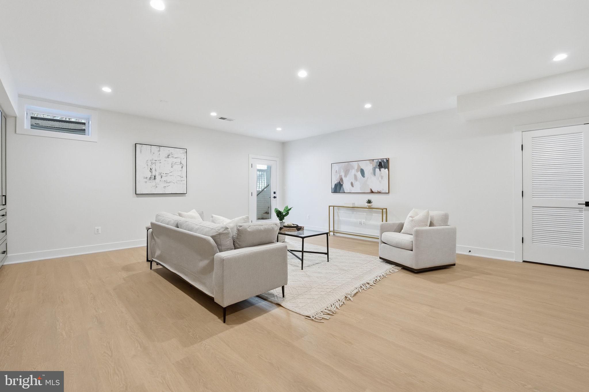 VIENNA WOODS - Residential