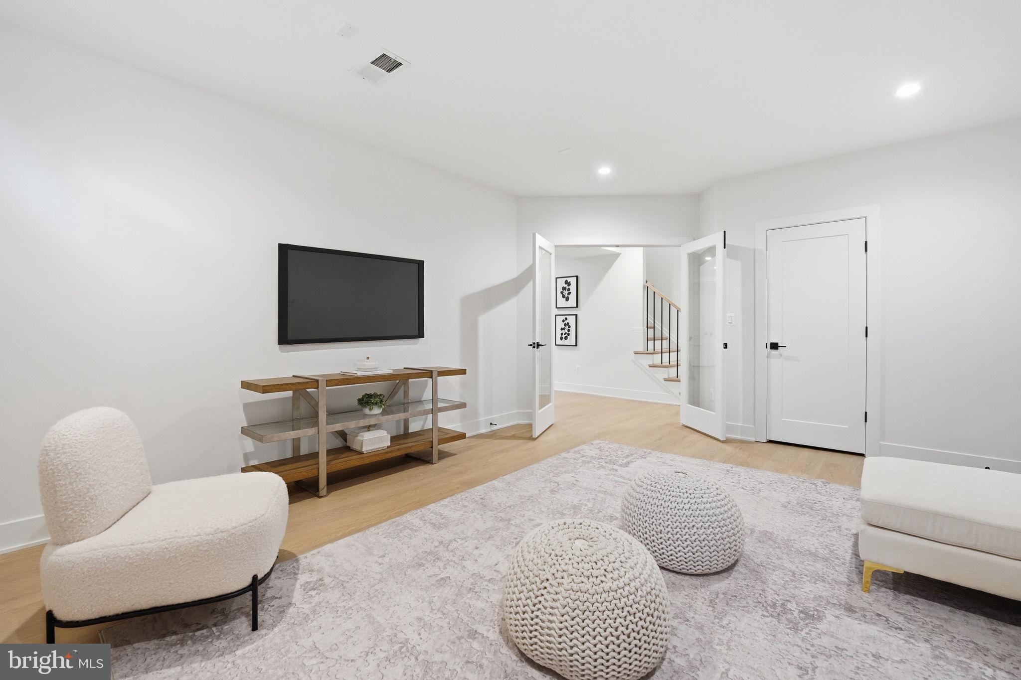 VIENNA WOODS - Residential