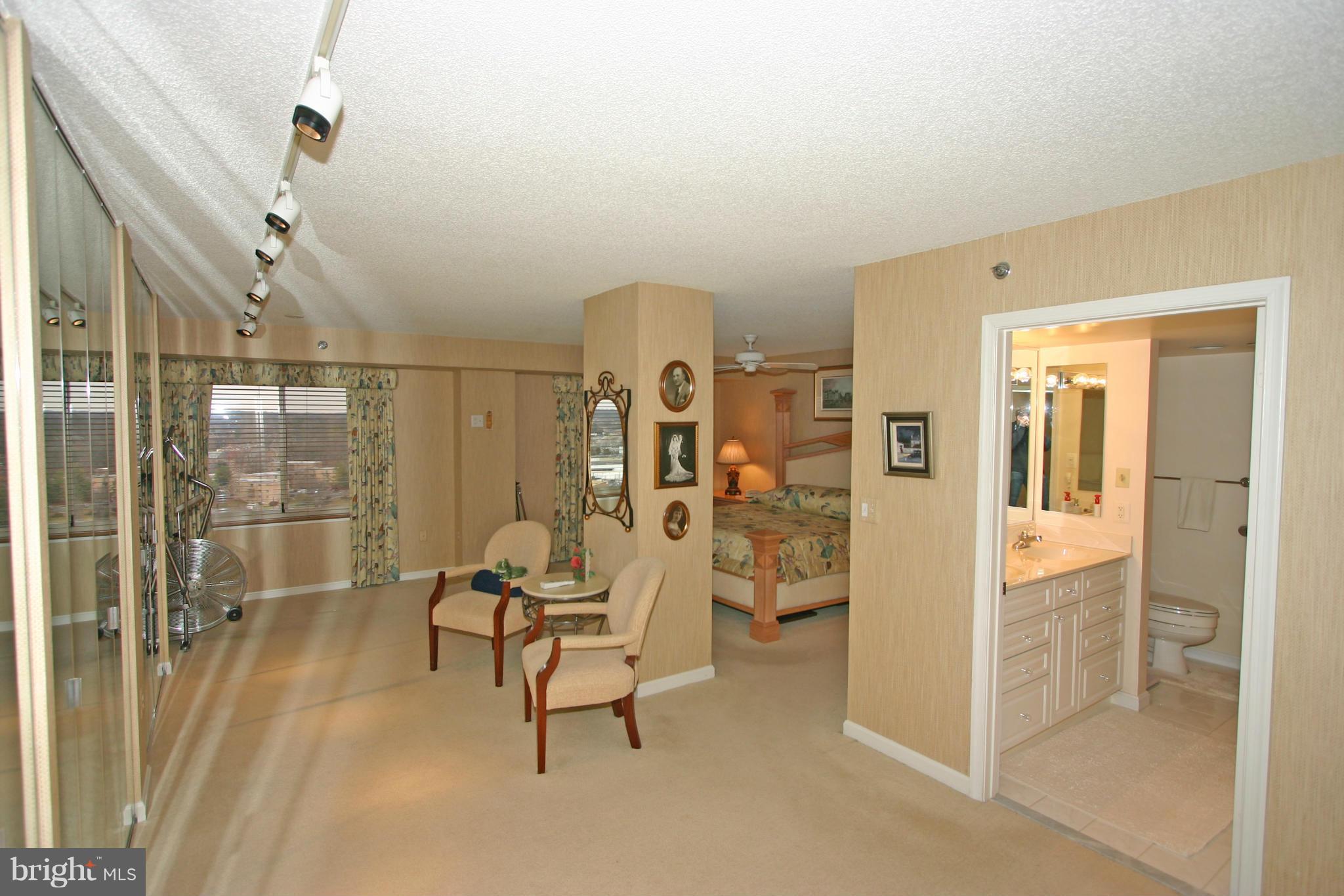 CARLYLE TOWERS - Residential