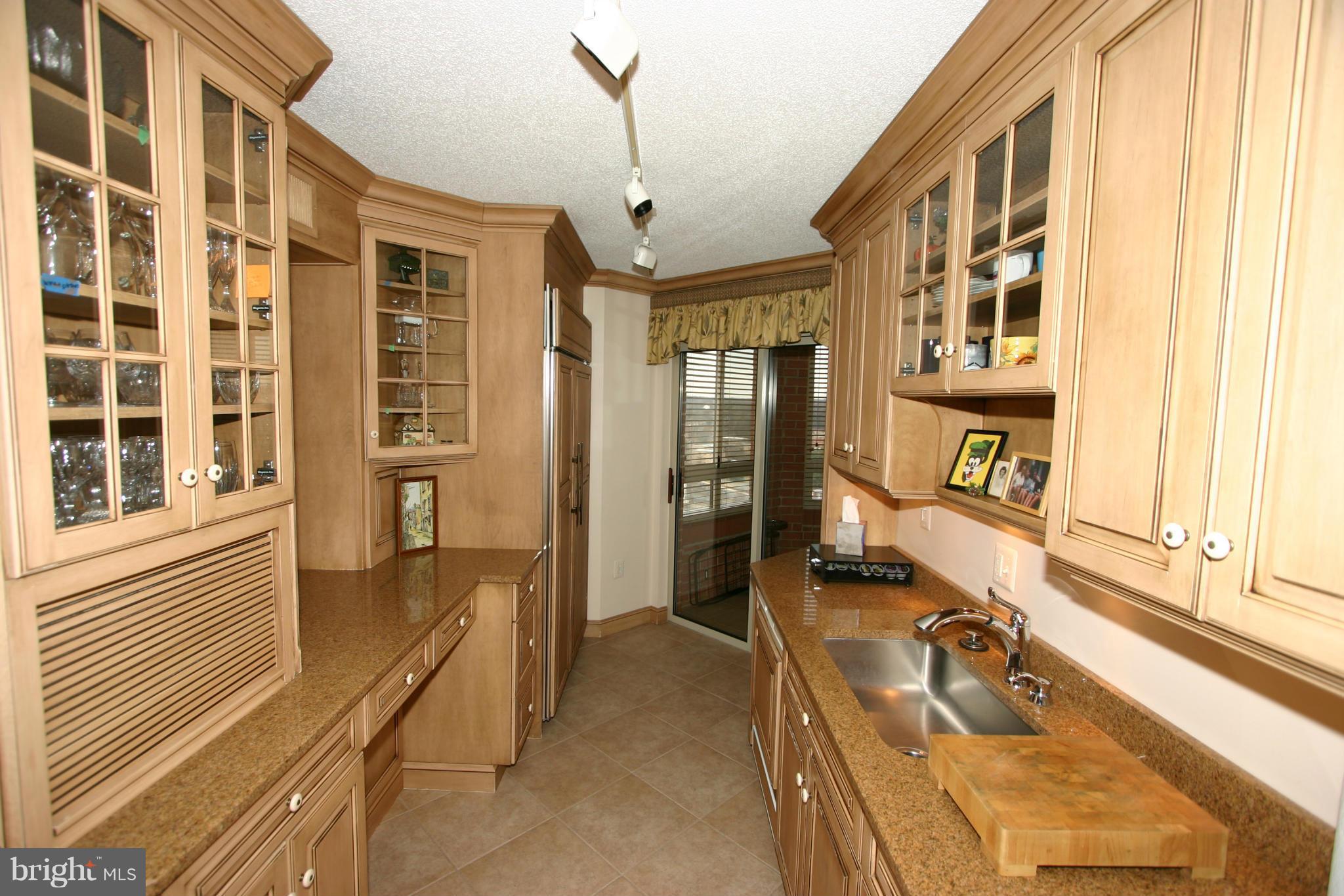 CARLYLE TOWERS - Residential