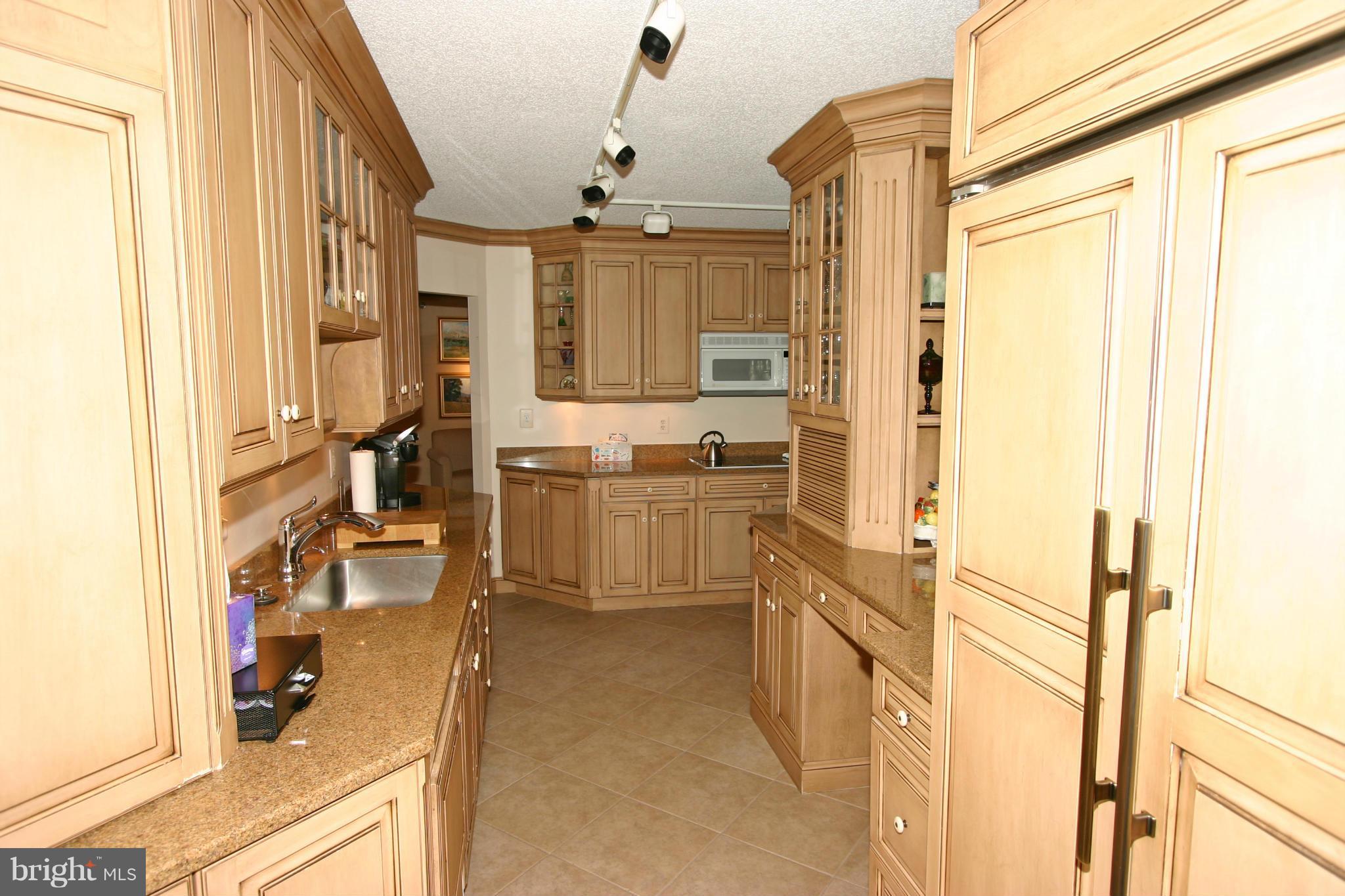 CARLYLE TOWERS - Residential