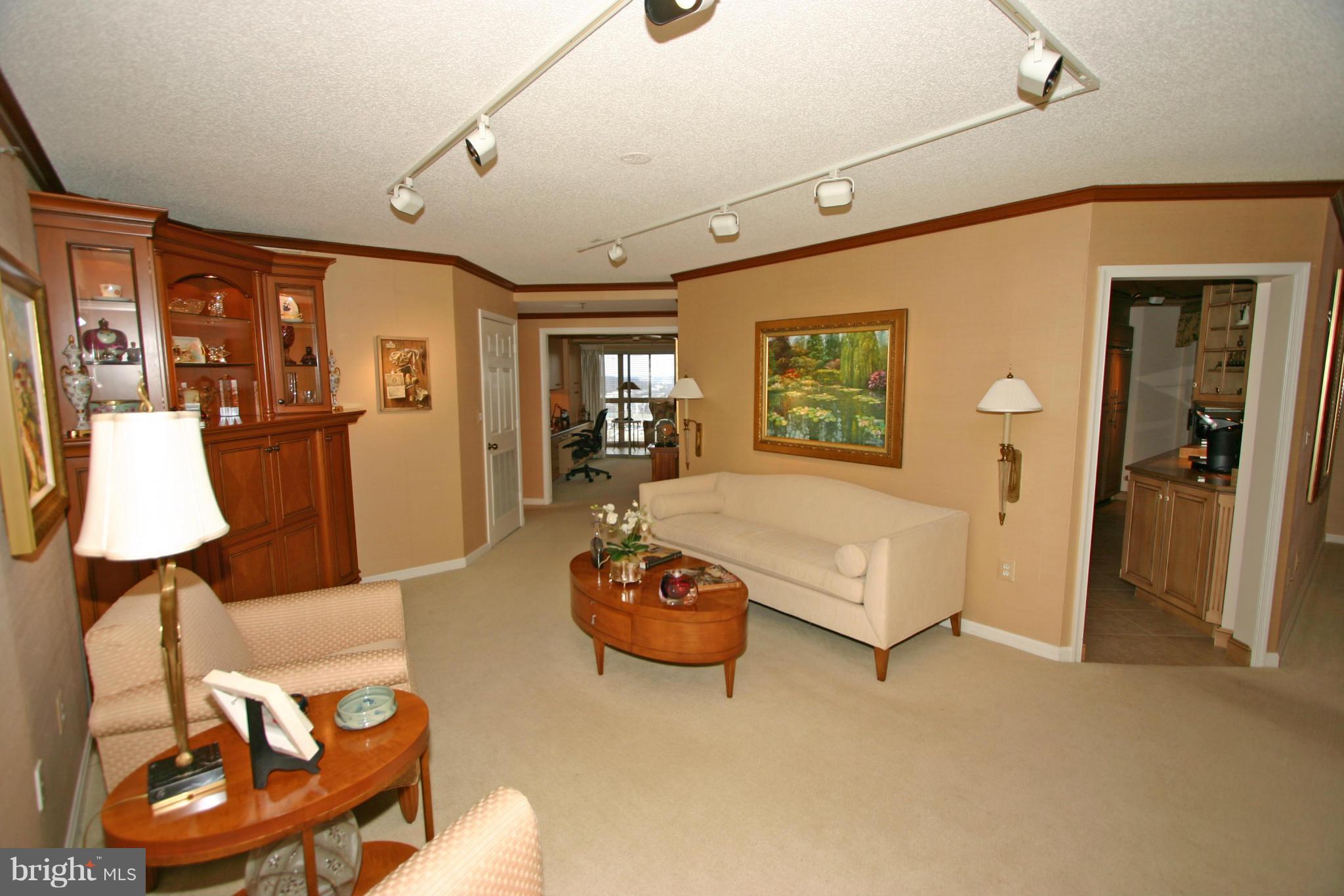 CARLYLE TOWERS - Residential