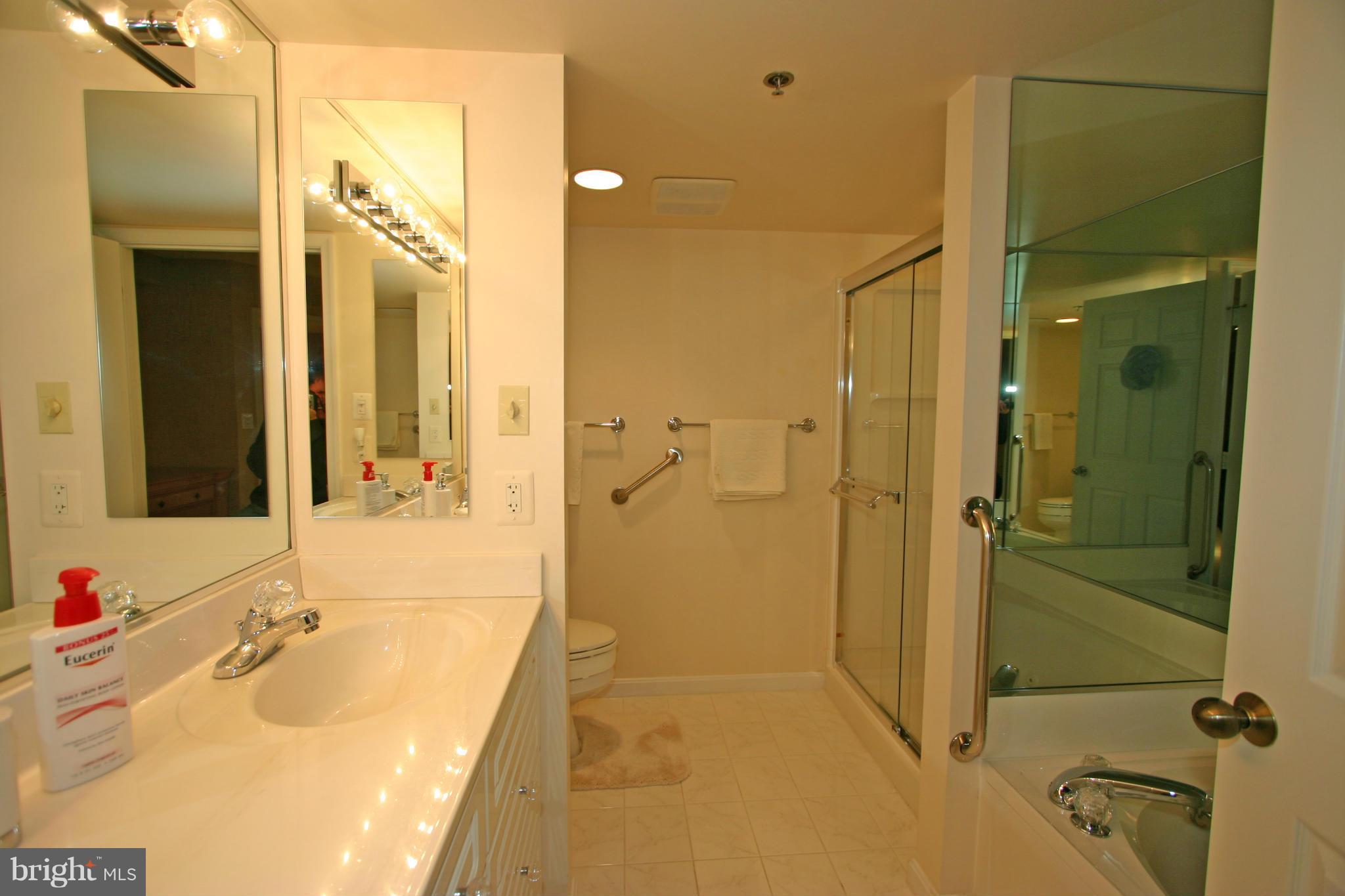 CARLYLE TOWERS - Residential