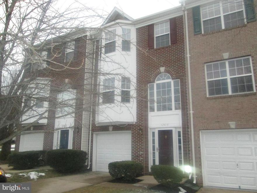 Large town home. 3 bed/3.5ba w/1 car garage. Located near shopping and commuter connection. OmniRide bus literally across the street. Hardwood floors lead from living to kitchen. Over-sized kitchen with island leads to deck. Home backs to large area fenced area, perfect for the playing catch or outside activities.