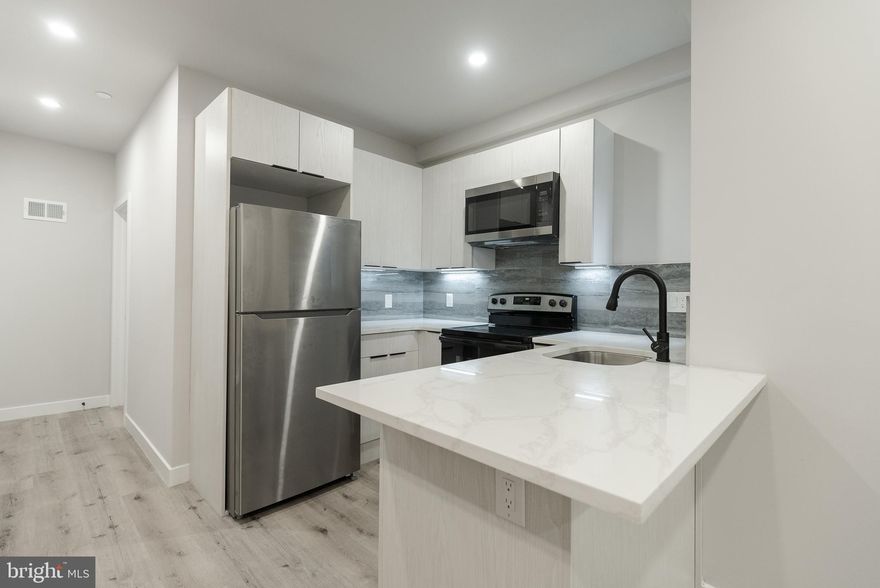 Newly Renovated 4-Bedroom Apartment in University City. Experience modern living in this newly renovated 4-bedroom apartment located in the heart of University City. This spacious unit features sleek, contemporary finishes throughout, a fully equipped kitchen with stainless steel appliances, and in-unit laundry for your convenience. Ideal for students or professionals, this apartment offers the perfect blend of style and functionality. Don't miss out on this prime location—schedule a viewing today!