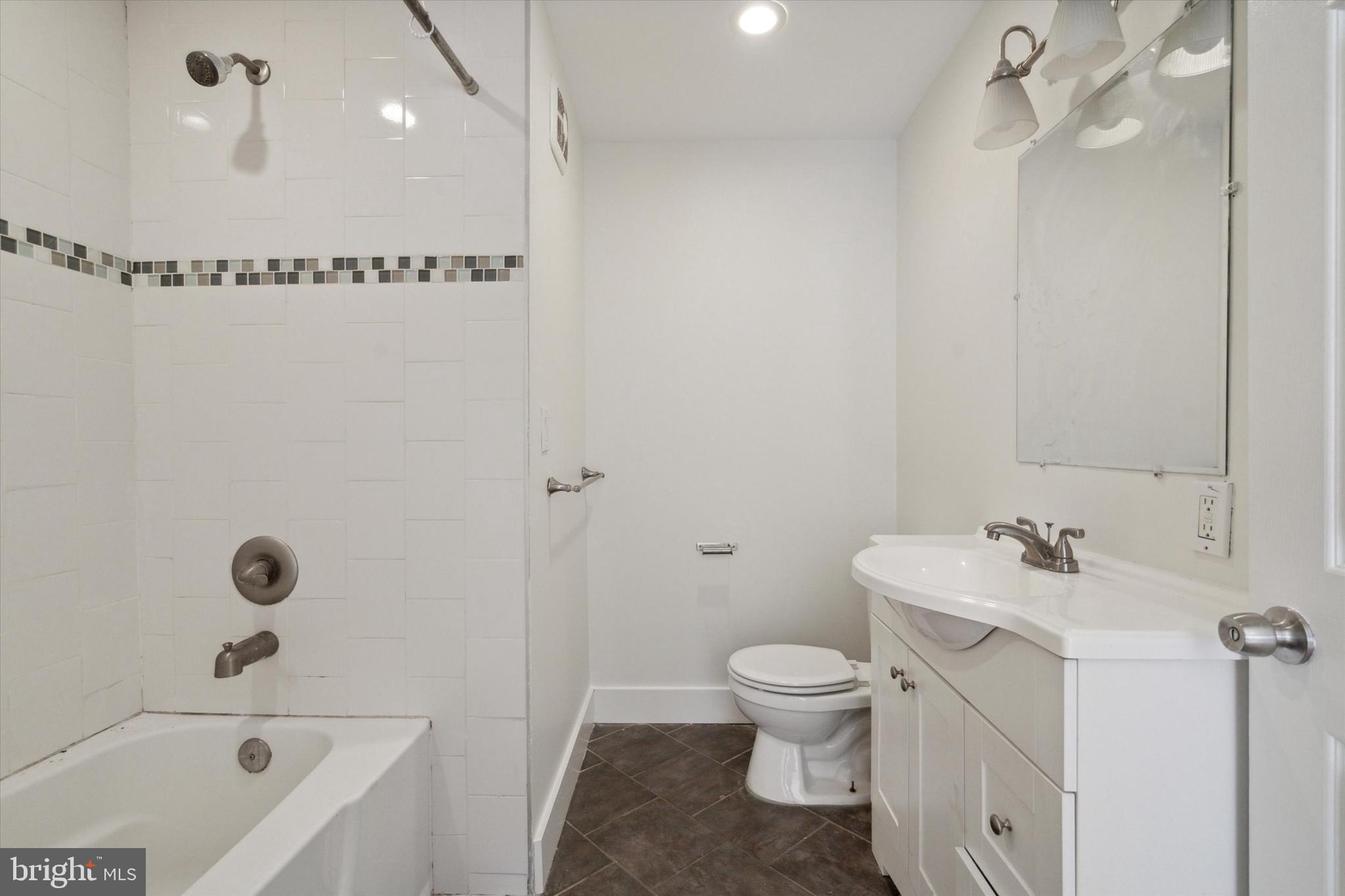 QUEEN VILLAGE - Residential