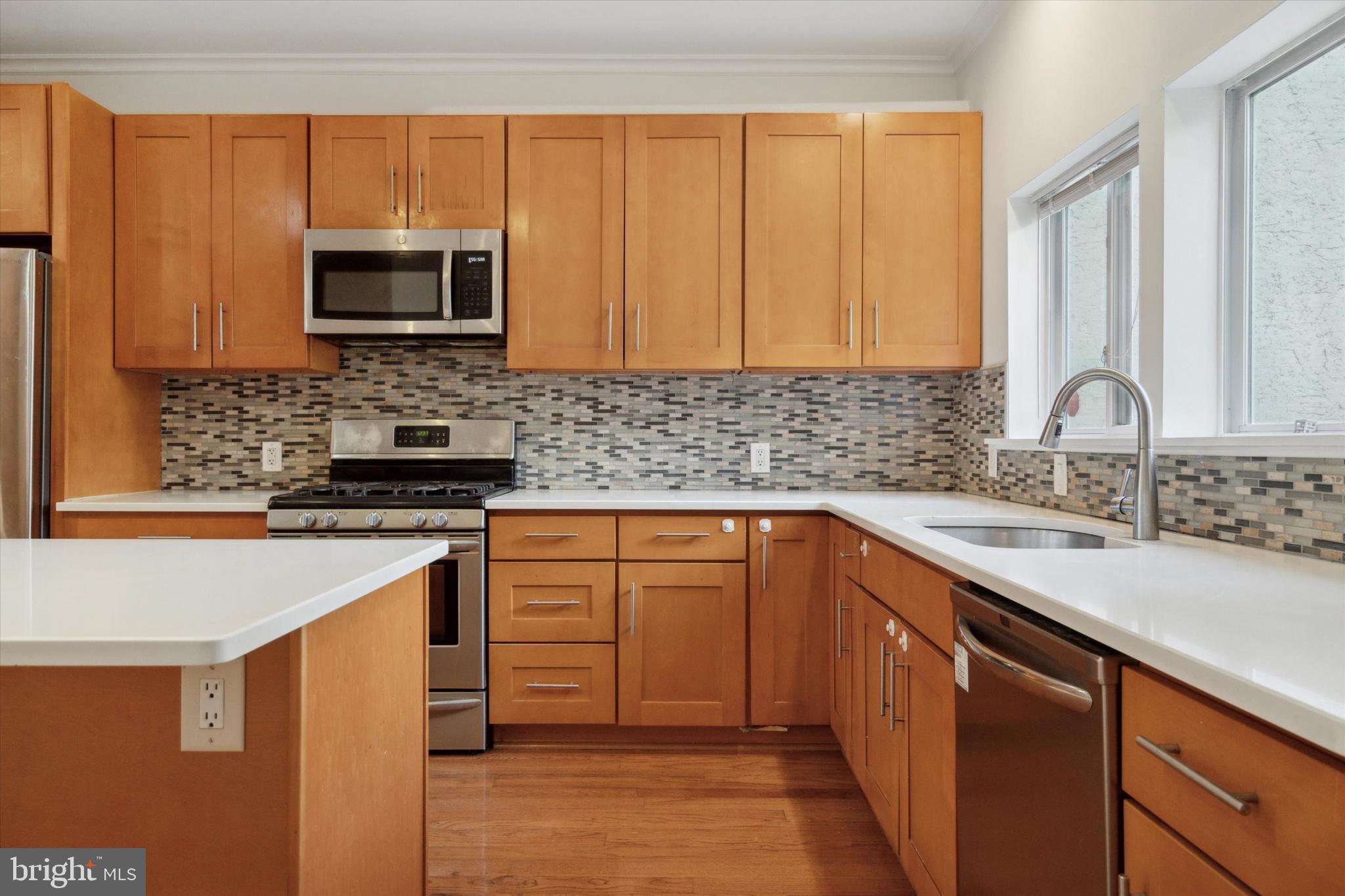 QUEEN VILLAGE - Residential