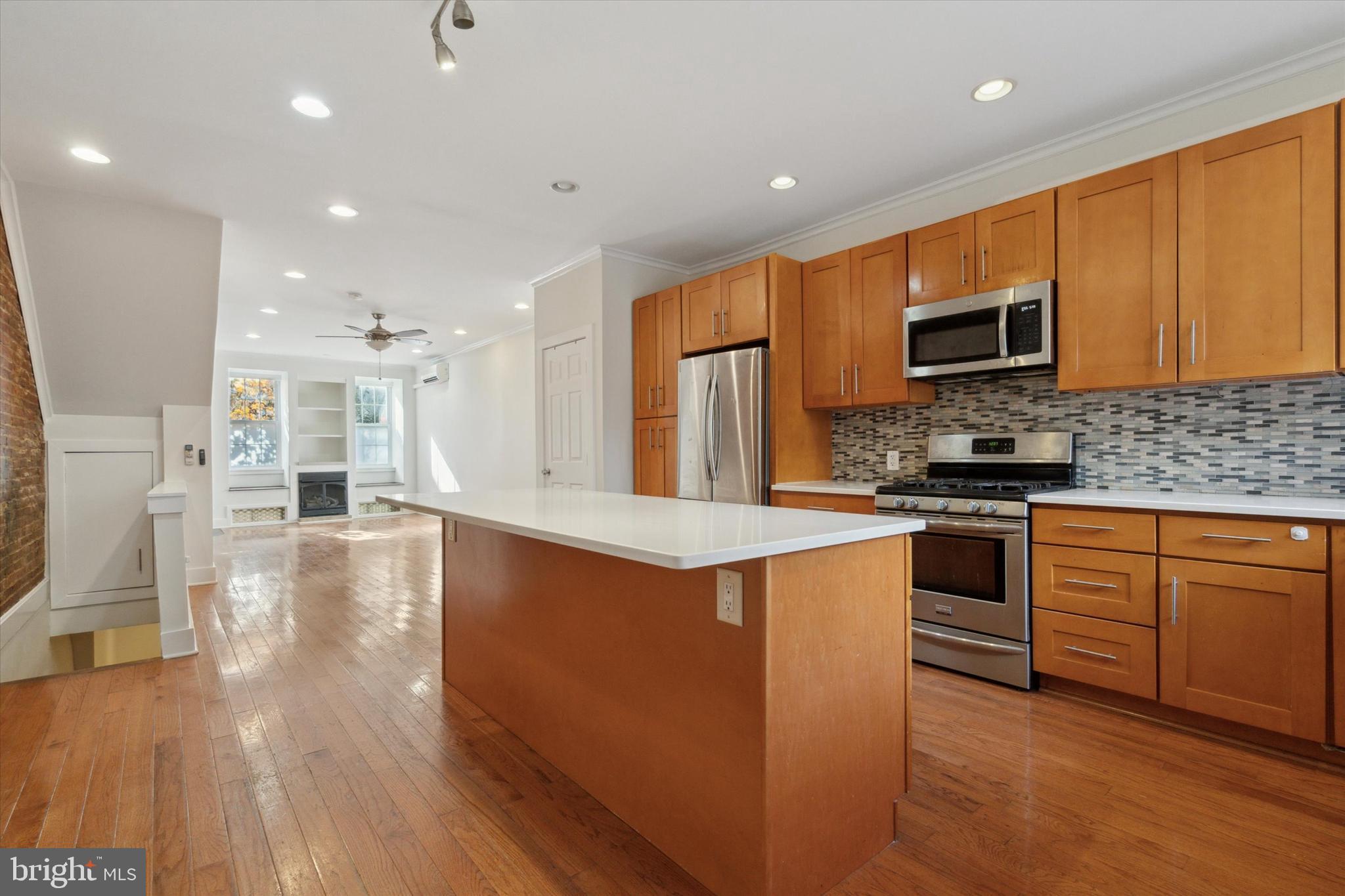 QUEEN VILLAGE - Residential