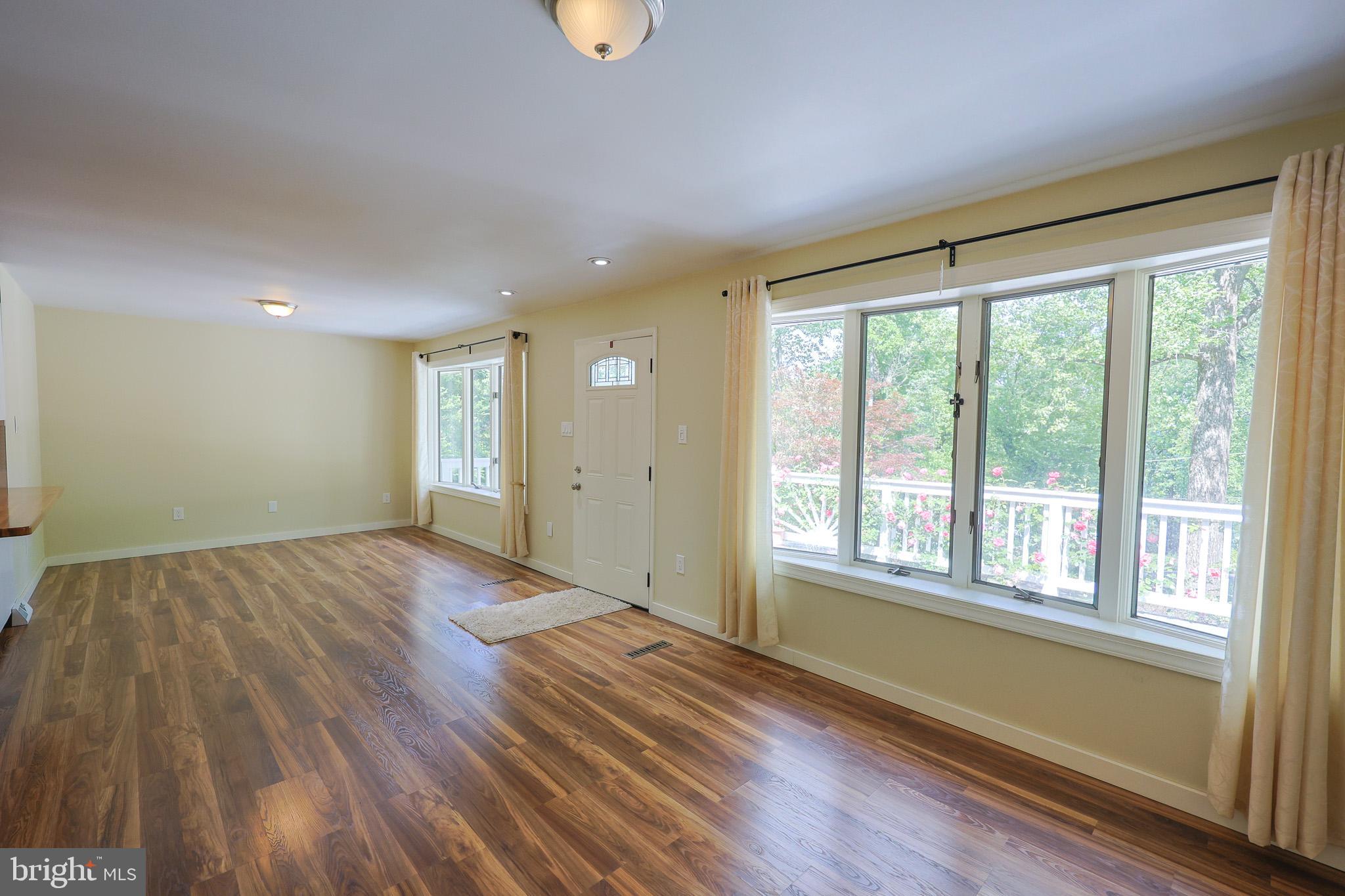 LAKE FRONT ROYAL - Residential