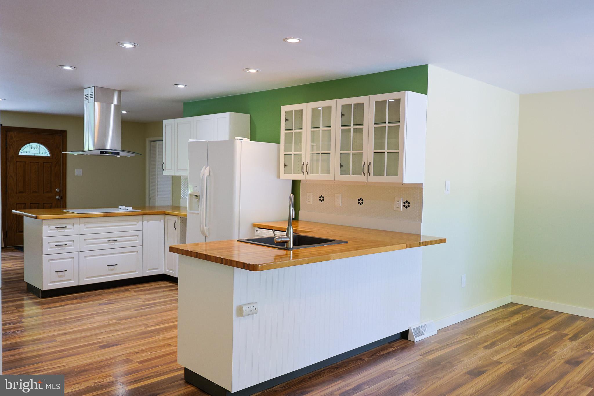 LAKE FRONT ROYAL - Residential