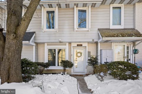 Townhouse For Sale - 25 Appley Court<br/> CHERRY HILL, NJ 08002
