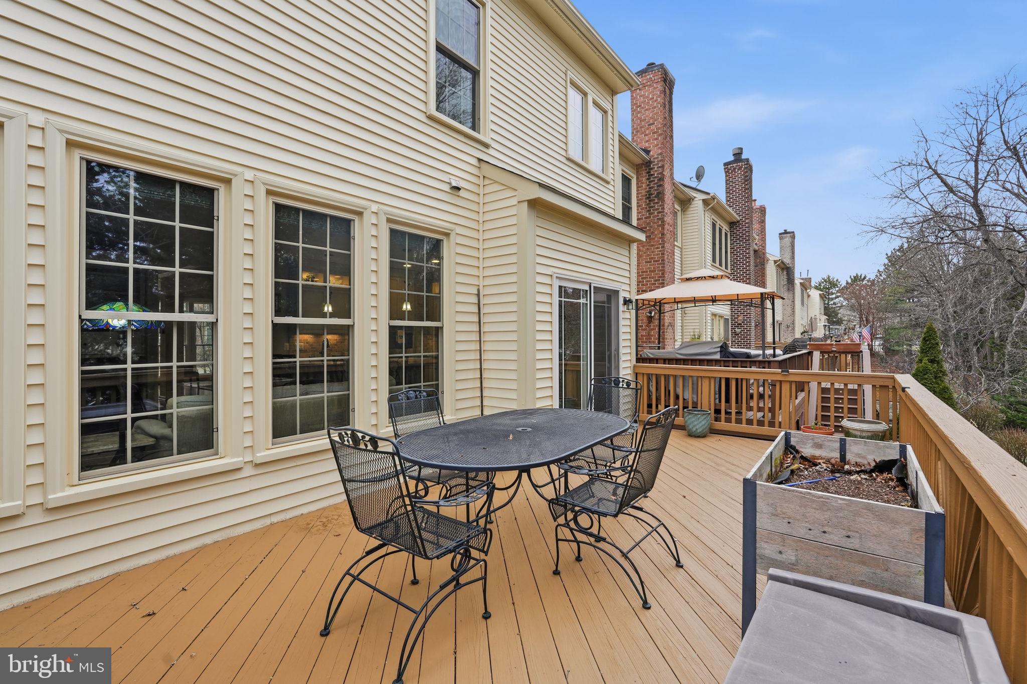 CRESTMONT TOWNHOUSES - Residential