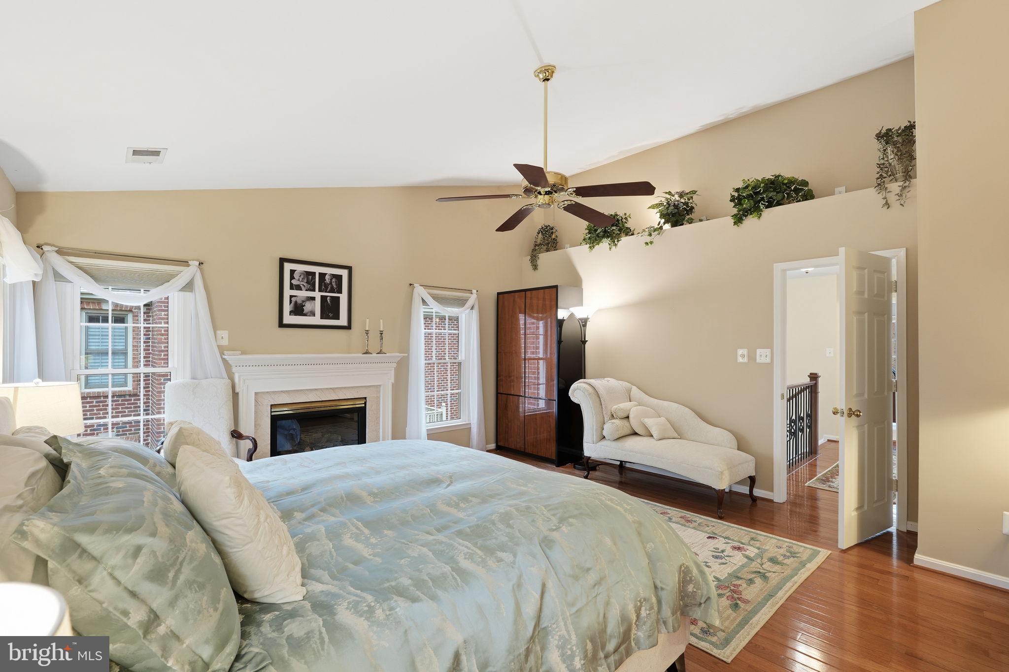 CRESTMONT TOWNHOUSES - Residential