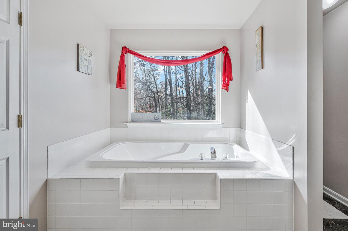 ISLAND CREEK WOODS - Residential