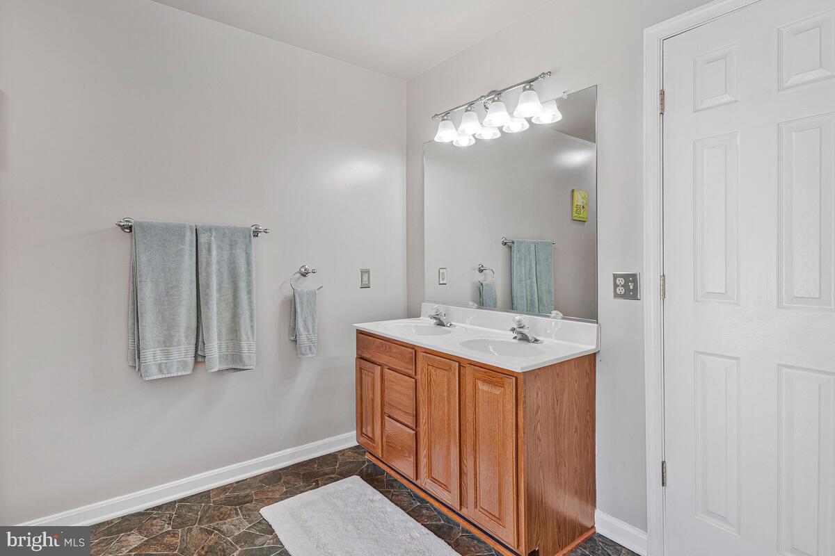 ISLAND CREEK WOODS - Residential