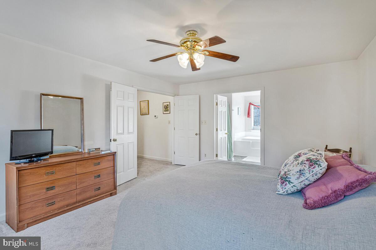 ISLAND CREEK WOODS - Residential