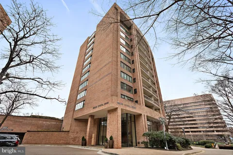 1805 Crystal Drive Unit 1016S, Arlington, VA MLS: VAAR2057994