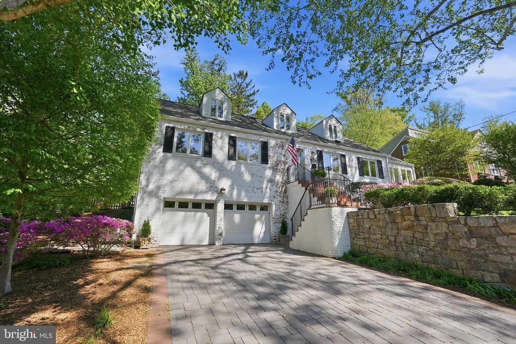 Photo of 3808 30th Road N, ARLINGTON, VA 22207 (MLS # VAAR2072220)