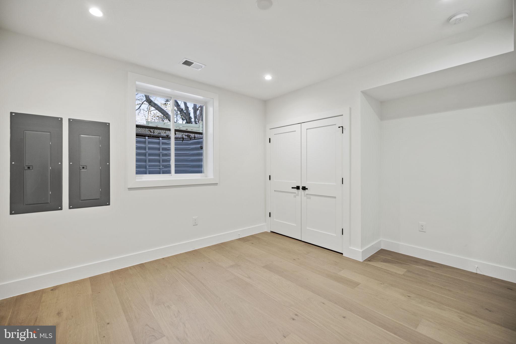 BROYHILLS MCLEAN ESTATES - Residential