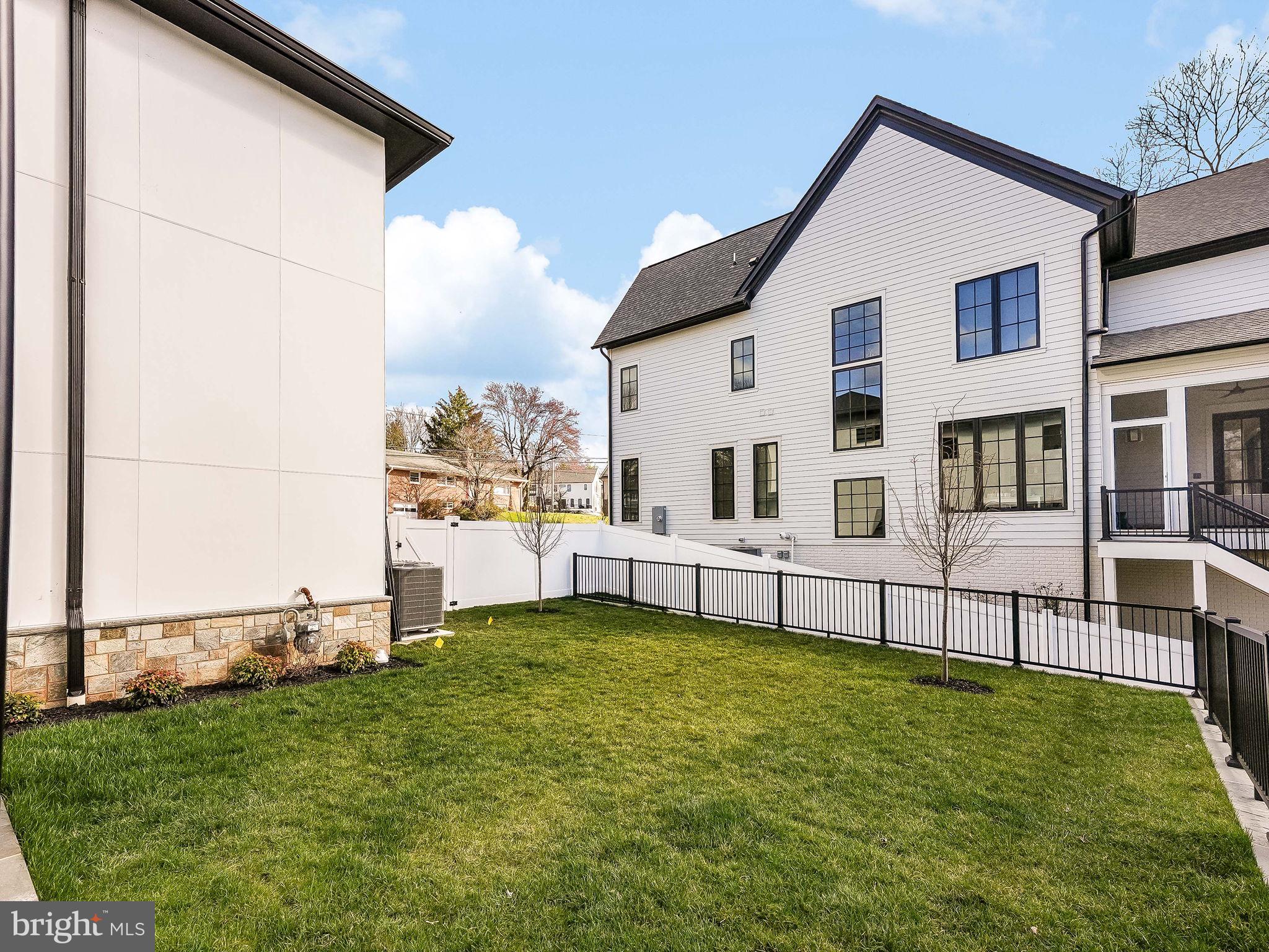 CRESCENT HILLS - Residential