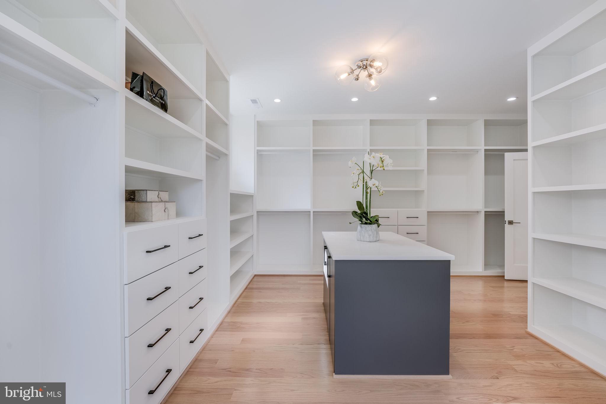 CRESCENT HILLS - Residential