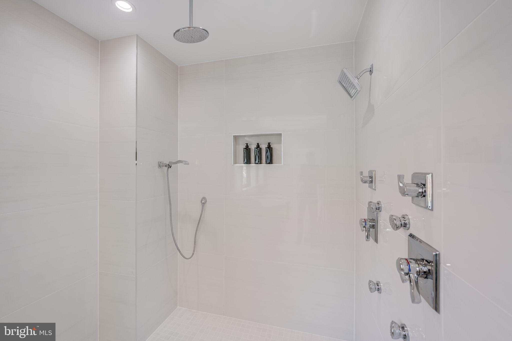 CRESCENT HILLS - Residential