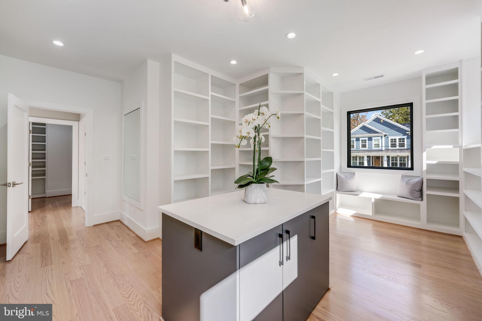 CRESCENT HILLS - Residential