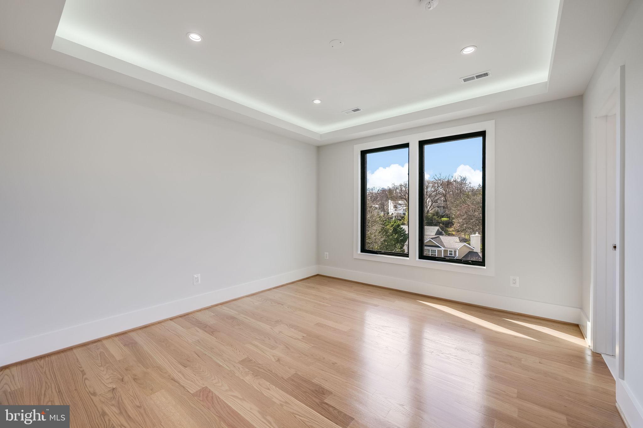 CRESCENT HILLS - Residential