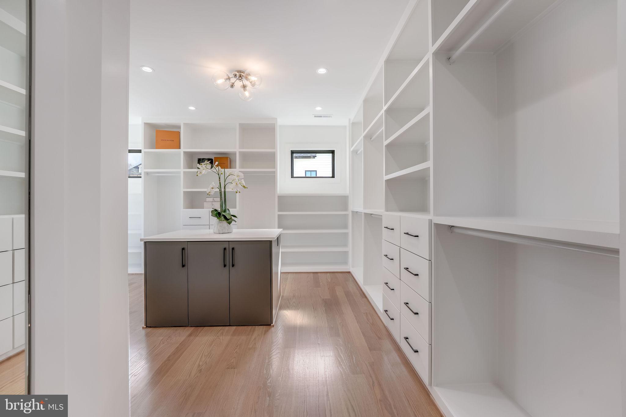 CRESCENT HILLS - Residential