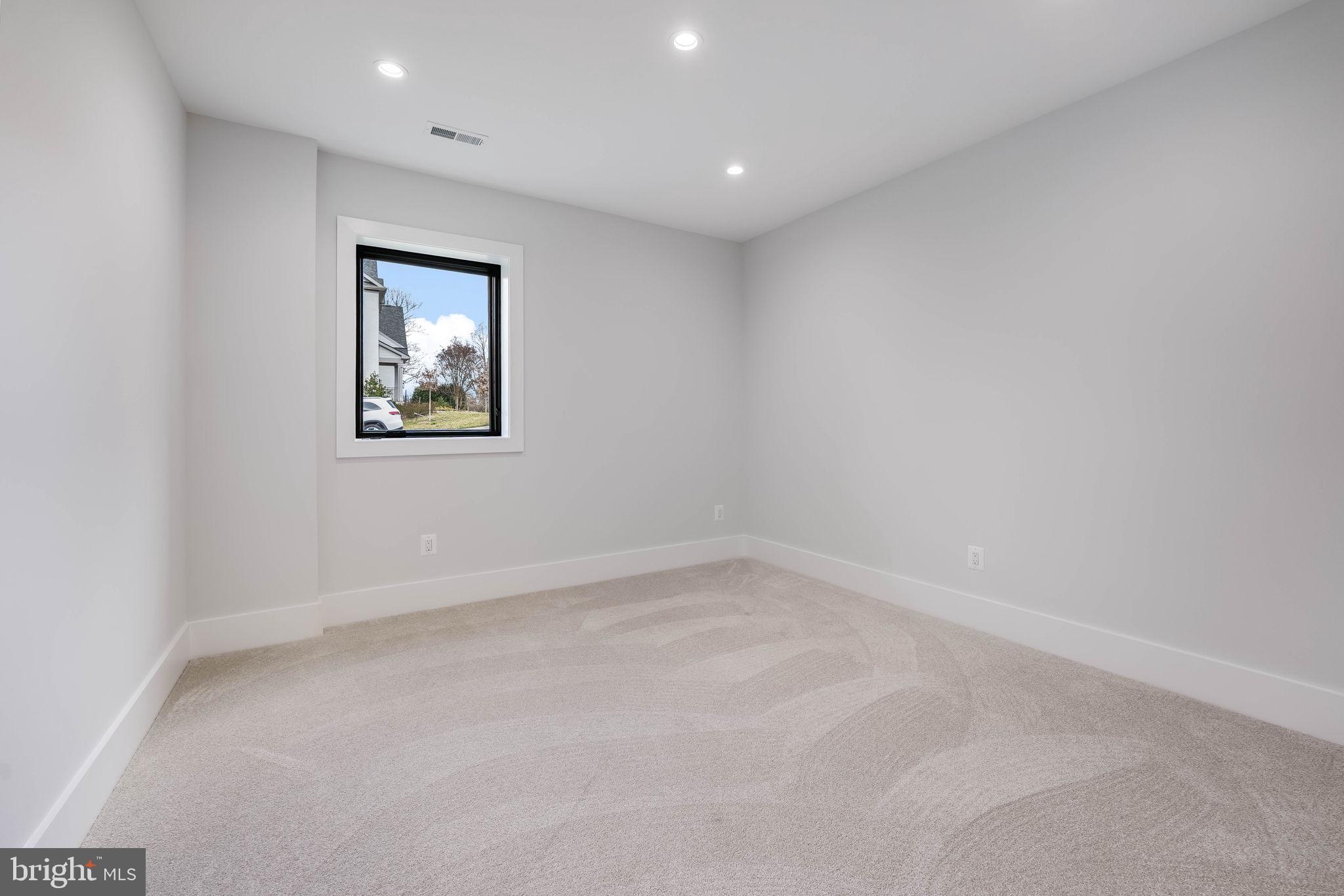 CRESCENT HILLS - Residential