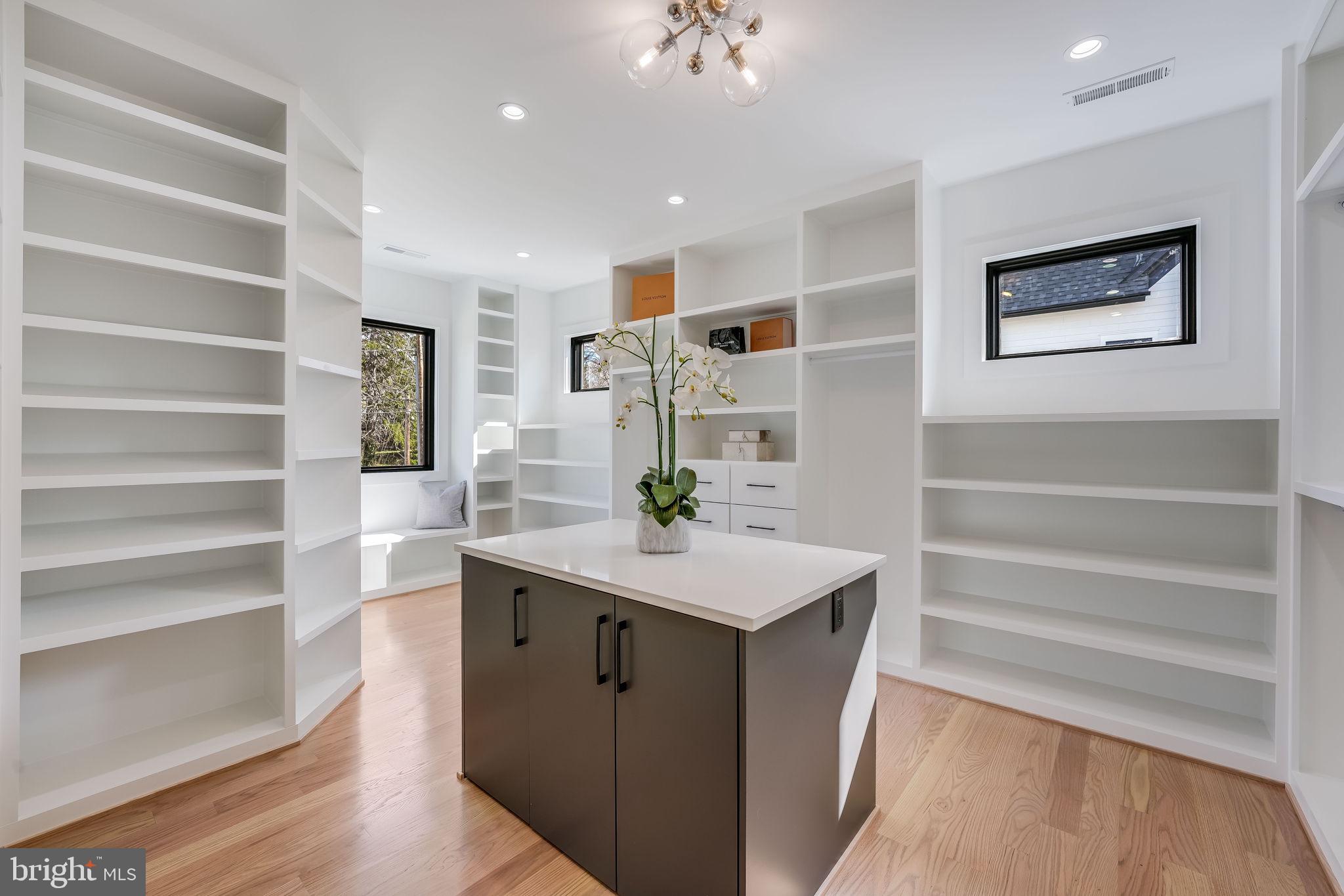 CRESCENT HILLS - Residential